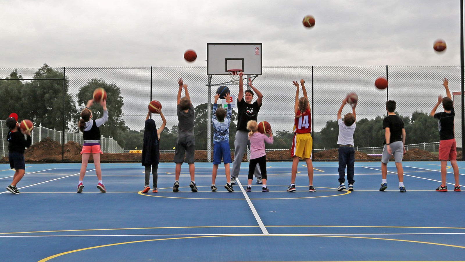 Sandhurst Basketball group 1600x900