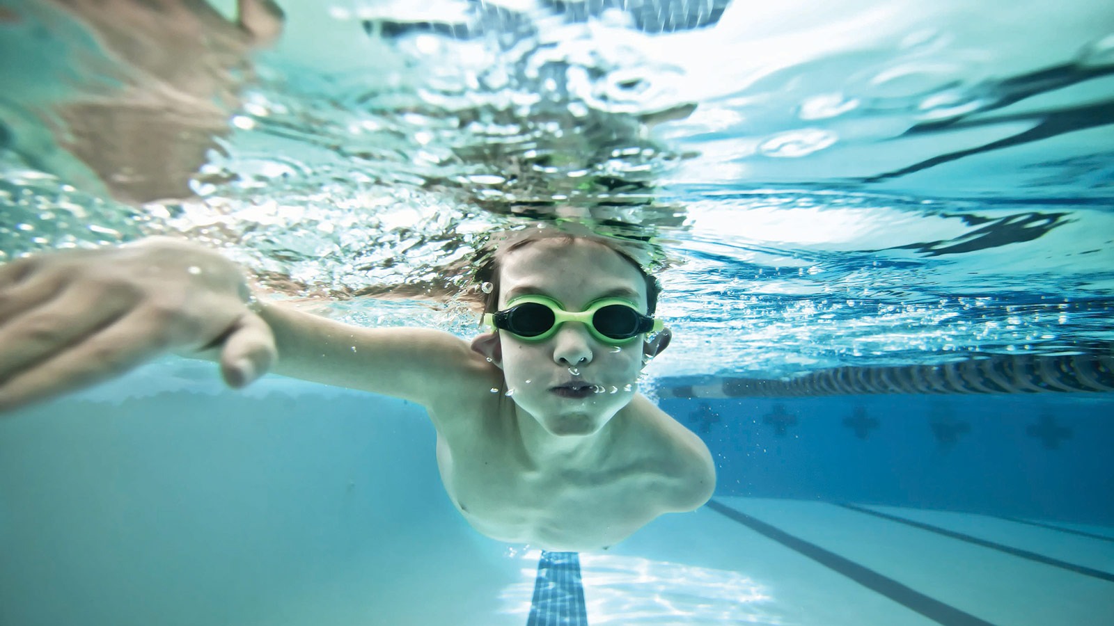 Sandhurst Swimming kid 1600x900